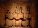 Ramses II. und mit den Götter Harmakhis, Amun und Ptah